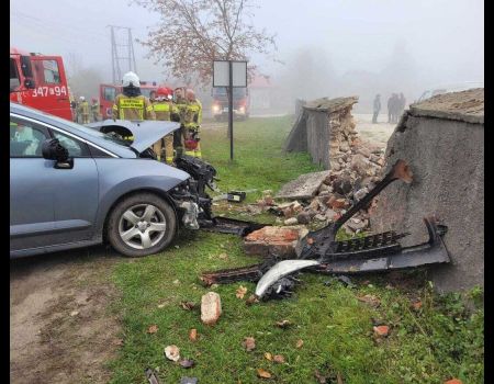 Nie dostosował prędkości i uderzył w mur