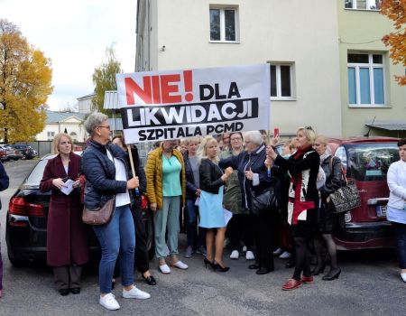 Protest przed szpitalem. W Piotrkowie zabraknie porodówki? [ZDJĘCIA]