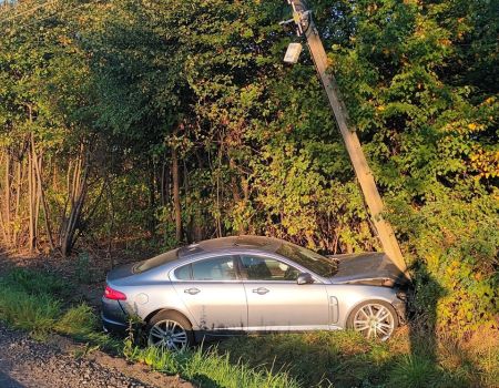 Samochód osobowy uderzył w słup energetyczny