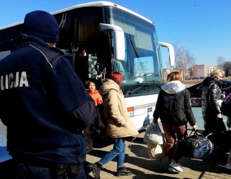 Piotrkowscy policjanci pomagają ukraińskim uchodźcom