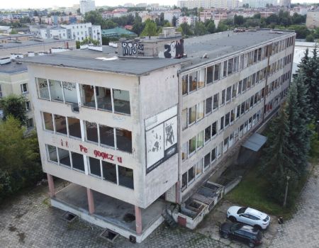 Były budynek Biblioteki Pedagogicznej popada w ruinę [Zdjęcia, Film]