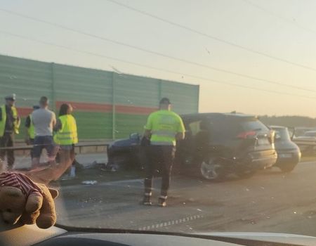 Kolizja dwóch samochodów na S8. Zablokowany lewy pas w kierunku Piotrkowa