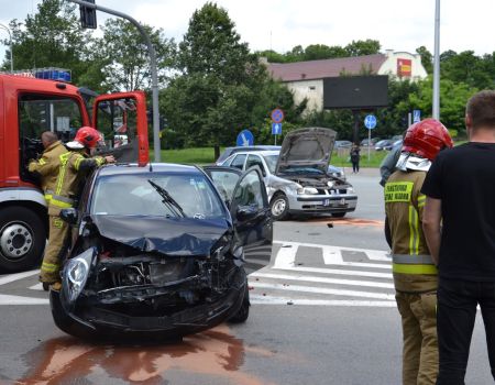 Zderzenie osobówek w centrum Piotrkowa (ZDJĘCIA)