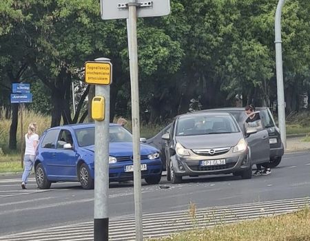 Zderzenie dwóch osobówek na skrzyżowaniu przy Lidlu