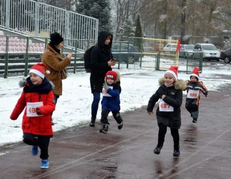 Młodzi biegacze na start. Czeka nas mikołajkowa rywalizacja