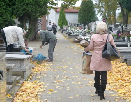 Piotrkowianie sprzątają groby przed 1 listopada