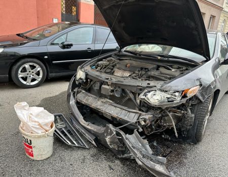 Zderzenie audi z hondą na ulicy Wojska Polskiego. Jedna osoba została ranna