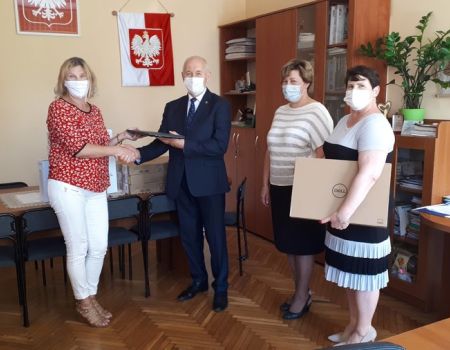 Nowy sprzęt znów trafi do szkół. „Zdalna szkoła” w gminie Moszczenica