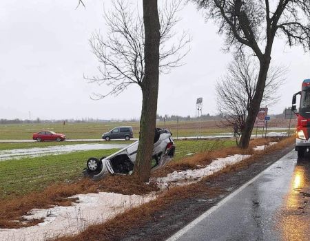 Wypadek pod Piotrkowem. Kobieta trafiła do szpitala