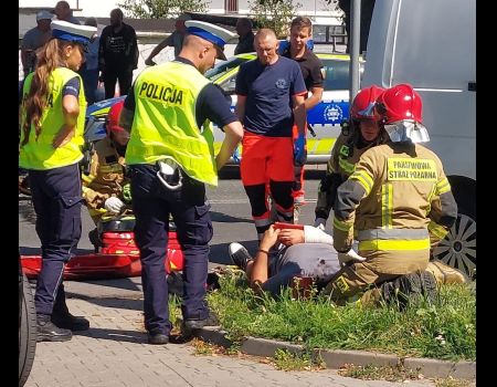 Zderzenie motocykla i samochodu osobowego na Dmowskiego. Miał lądować LPR