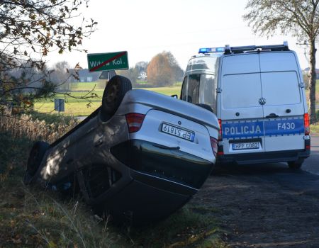 Groźne zdarzenie w Witowie-Koloni: kierowca z ponad 2 promilami dachował na łuku drogi