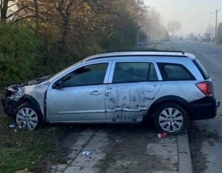 Uderzył w drzewo koło lotniska, trafił do szpitala