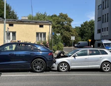 Jedno Audi zatrzymało się przed pasami, drugie w nie uderzyło. Kolejne zdarzenie drogowe na drogach regionu