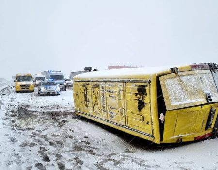 Przewrócony bus i zderzenie aut na S8