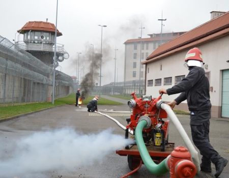 Atak na areszt. Strażacy gasili pożary