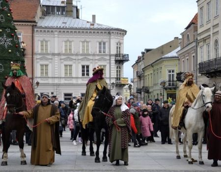 Orszak Trzech Króli w Piotrkowie. Barwne widowisko na Starówce