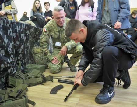 Zgłębiali tajniki pracy w służbach mundurowych