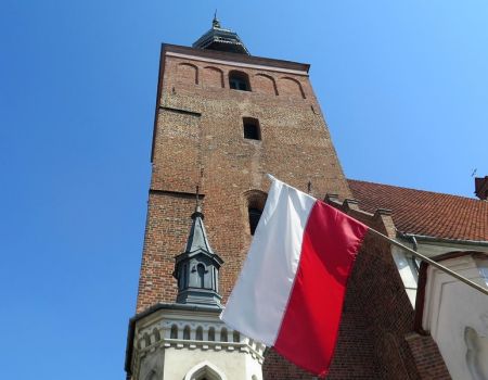 W Piotrkowie powiewają tysiące flag