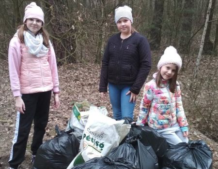 Dzieci z własnej inicjatywy posprzątały las
