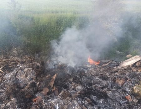 Strażacy z Piotrkowa i regionu walczyli z pożarem dzikiego wysypiska