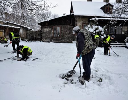 Sprzątali i szukali skarbów w ziemi