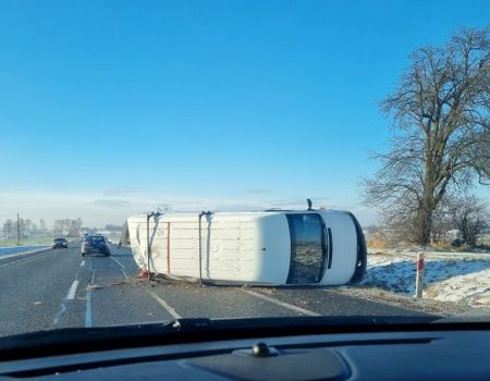 Przewrócony bus na DK 74