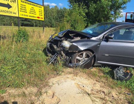 Groźny wypadek w Kawęczynie w gminie Aleksandrów. Droga jest zablokowana