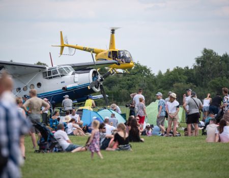 Fly Fest rozpoczęty. Główną atrakcją spacer po skrzydłach lecącego samolotu