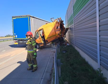 Ciężarówka uderzyła w samochód służb drogowych na autostradzie A1. Jezdnia w kierunku Gdańska zablokowana 