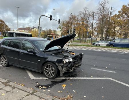 Zderzenie dwóch samochodów na skrzyżowaniu Kopernika i 3. Maja. Jeden z samochodów wjechał na czerwonym świetle