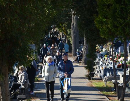 Zaduszki w Piotrkowie – drugi dzień kwesty na rzecz ratowania zabytkowych pomników