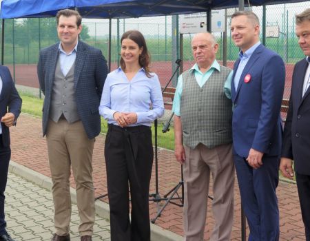Rządowe wsparcie dla klubów sportowych. Minister sportu gościła w Woli Krzysztoporskiej