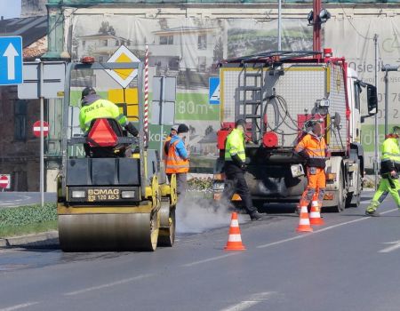 Łatali dziury przy placu Kościuszki