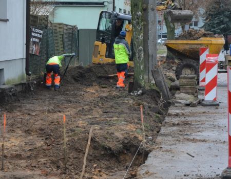 Układają nowy chodnik