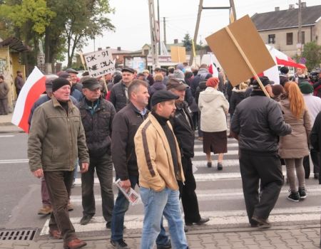 Protestujący blokują drogę