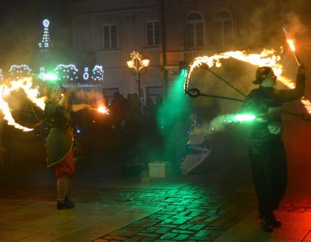 Przedświąteczne spotkanie w Rynku z teatrem ognia [ZDJĘCIA  I WIDEO]