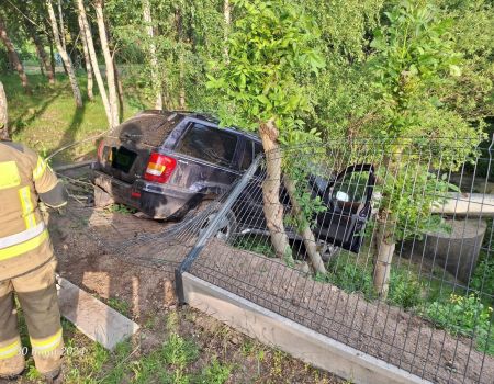 Kierowca jeepa stracił panowanie nad pojazdem i wypadł z drogi, złamał drzewo, przebił ogrodzenie i zatrzymał się na rurze. Groźne zdarzenie w Moszczenicy