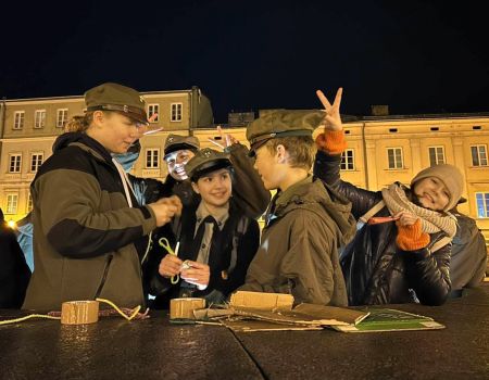 Zuchy i harcerze świętowali na piotrkowskim rynku