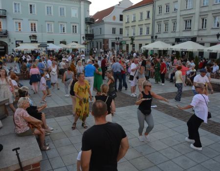 Potańcówka na Rynku przyciągnęła tłumy ZDJĘCIA FILM