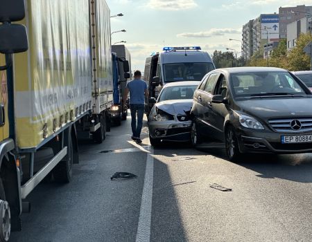 Zderzenie dwóch samochodów przed pasami w Al. Piłsudskiego