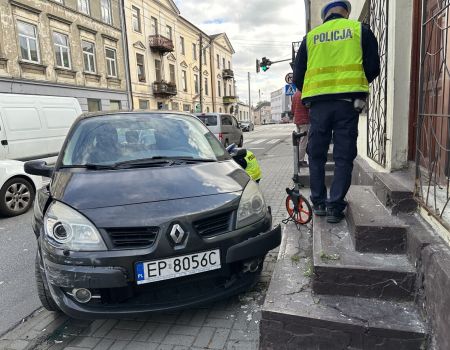 Szedł chodnikiem i został potrącony. Moment wcześniej doszło tam do kolizji. Groźny wypadek na Wojska Polskiego.