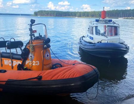 Skuter przewrócił rower wodny na Zalewie Cieszanowickim, sprawca zbiegł