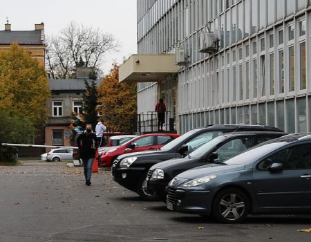 Wybili szybę i ukradli kilkadziesiąt tysięcy