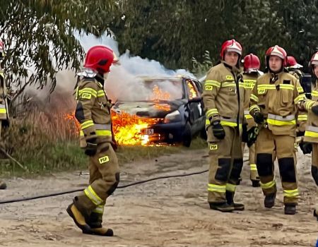 Przy Dworskiej spłonęło auto. Właściciel miał dużo szczęścia