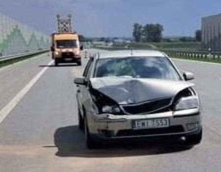 Zderzenie dwóch aut na 341 km autostrady A1 koło Piotrkowa. Uszkodzony zabytkowy Żuk