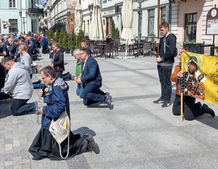 Pogrążeni w modlitwie szli ulicami Piotrkowa (ZDJĘCIA)