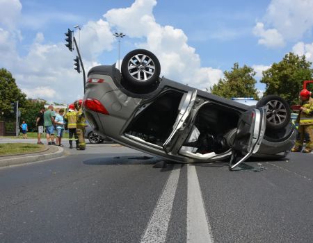 Zderzenie trzech samochodów w Piotrkowie. Zobacz nagranie z czwartkowego wypadku