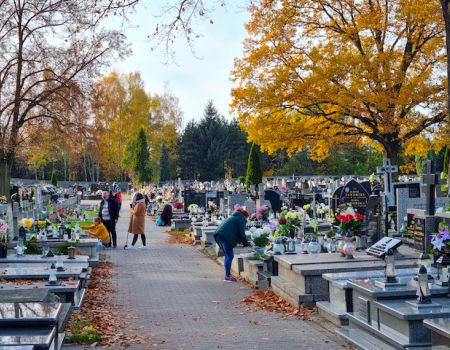 Piotrkowianie sprzątają groby bliskich zmarłych