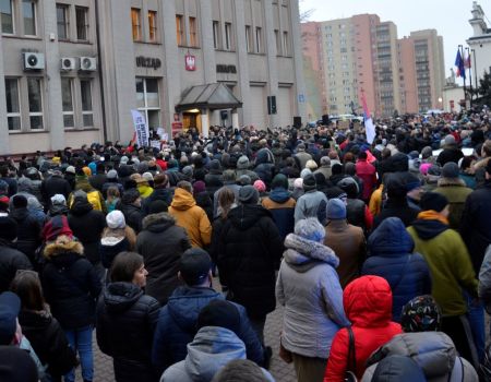 „Mamy dość!” Protest mieszkańców pod Urzędem Miasta [ZDJĘCIA]