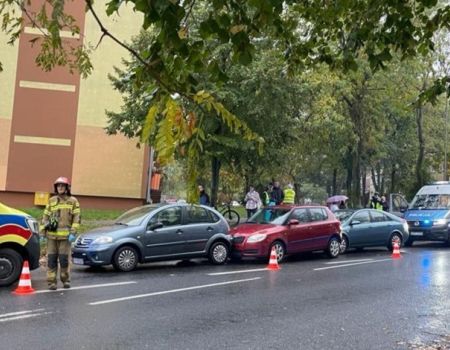 Zderzenie trzech samochodów na Kostromskiej